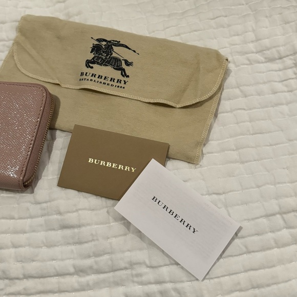 Authentic BURBERRY patent wallet in dusty/heather pink - Picture 5 of 11